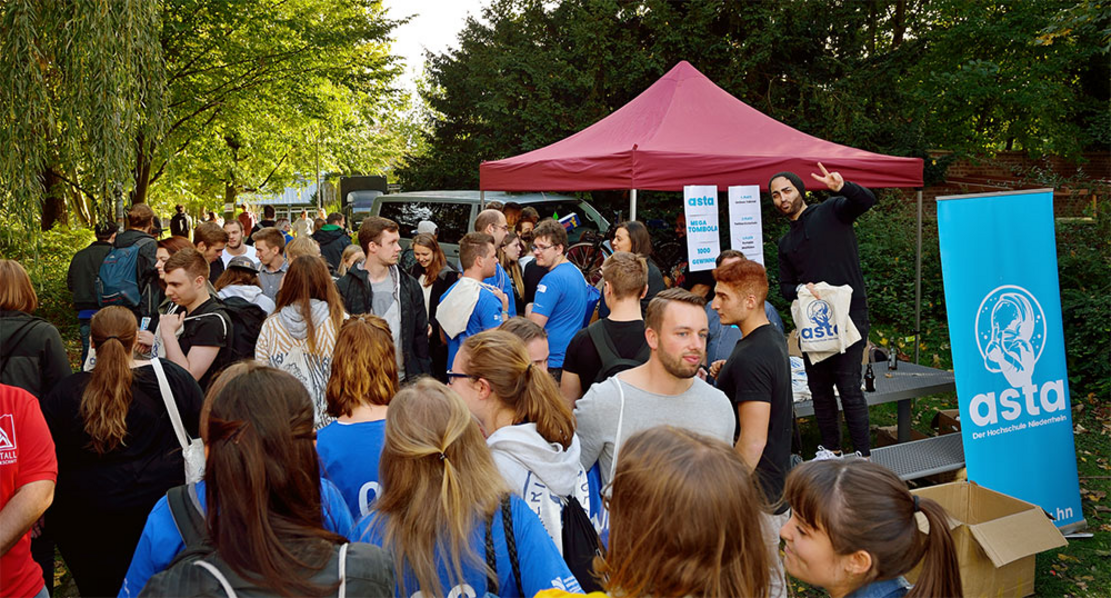 Erstis am Stand des AStA Menschenmenge an AStA Stand