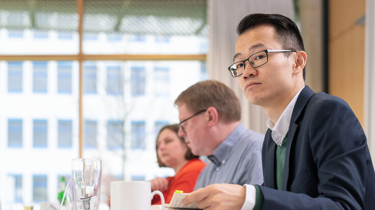 3 Personen im Seminar