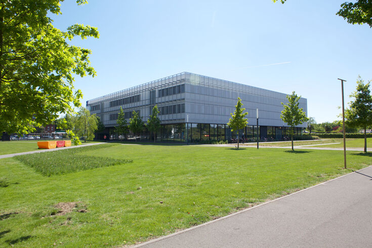 Das J-Gebäude ist ein modernes Seminar- und Bürogebäude auf dem Campus Krefeld-Süd.