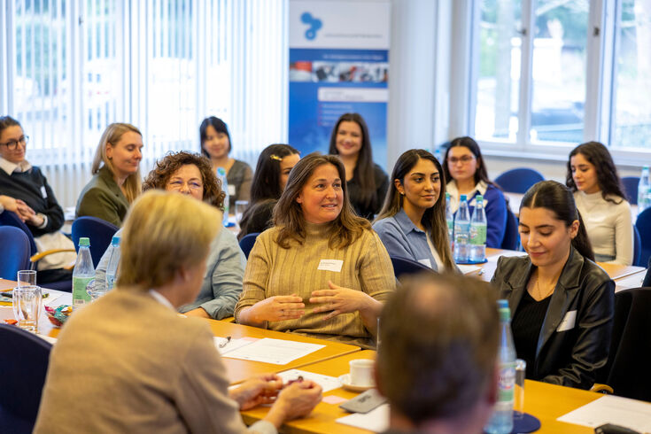 Die Mentees und Mentorinnen tauschen sich in großer Runde aus Die Mentees und Mentorinnen tauschen sich in großer Runde aus