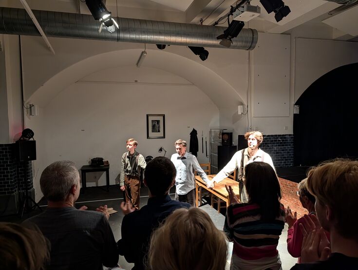 Standing Ovation am Ende des Stücks Standing Ovation am Ende des Stücks