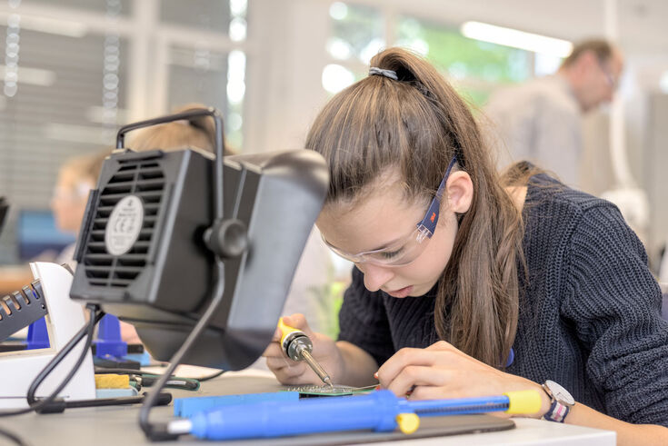 Schülerin arbeitet am Lötarbeitsplatz