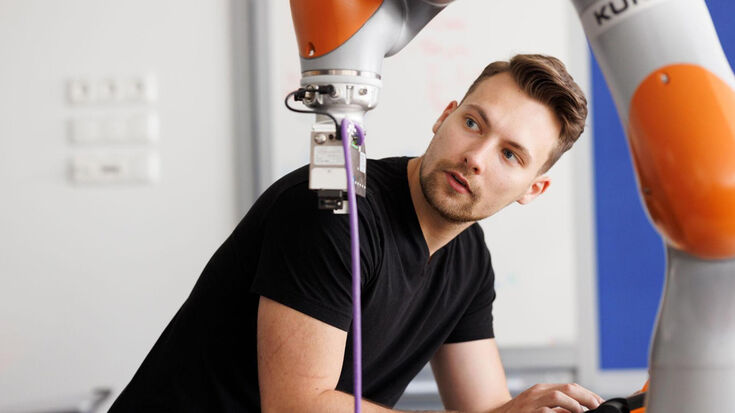 Mensch mit Roboterarm