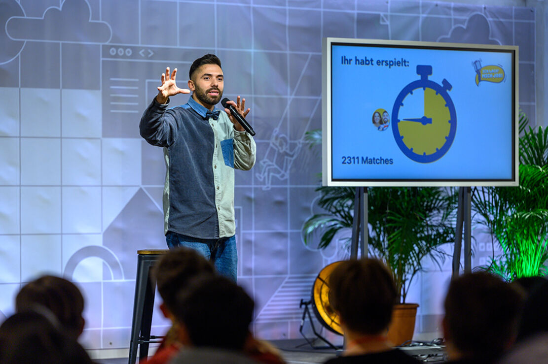 Comedian auf einer Bühne