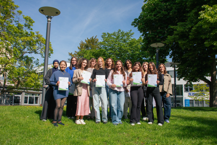 Studierende mit Zertifikat draußen