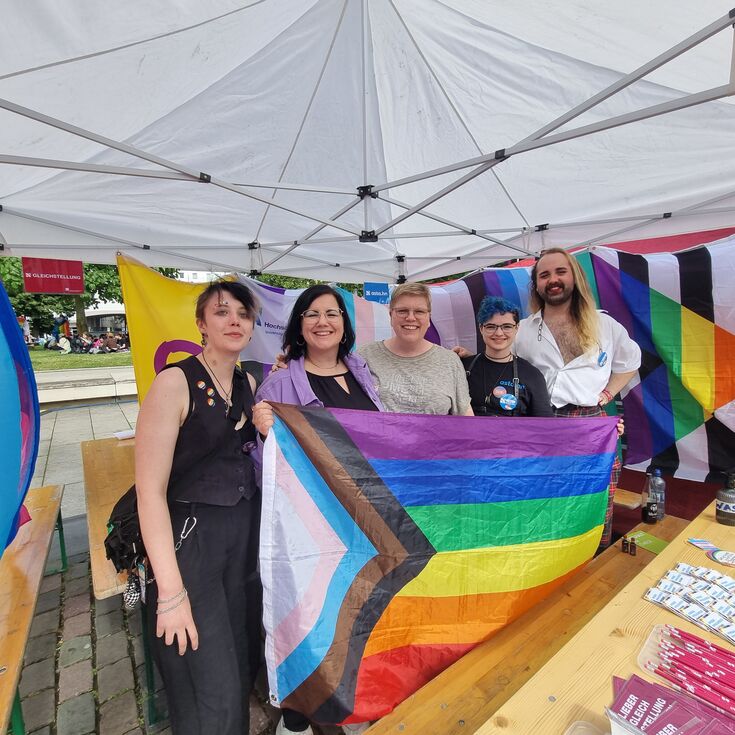 Gleichstellung, PrideProgressNetzwerk und Asta Queer zusammen am gemeinsamen Stand