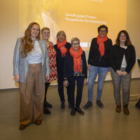 Foto von Susanne Büdenhölzer-Boms (Frauenberatungstelle Mönchengladbach), Dr.in Sandra Laumen (Gleichstellungsbeautragte der HS Niederrhein), Traute Dornieden (Zonta II Mönchengladbach), Beater Brungs (Soroptimist Mönchengladbach), Daniela Dienst (Zonta I Mönchengladbach) und Kriminalhauptkommissarin Sabine Pesch (Opferschutz Mönchengladbach)