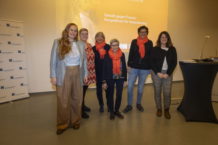 Foto von Susanne Büdenhölzer-Boms (Frauenberatungstelle Mönchengladbach), Dr.in Sandra Laumen (Gleichstellungsbeautragte der HS Niederrhein), Traute Dornieden (Zonta II Mönchengladbach), Beater Brungs (Soroptimist Mönchengladbach), Daniela Dienst (Zonta I Mönchengladbach) und Kriminalhauptkommissarin Sabine Pesch (Opferschutz Mönchengladbach)