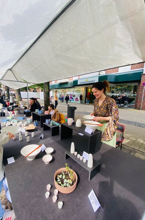 Foto Studierende auf dem Pottbäckermarkt 2024