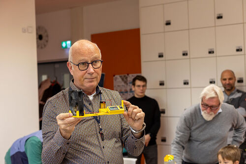 Senior mit Batteriebetriebenem Computer Ventilator