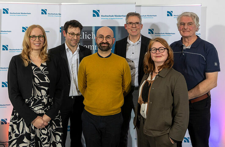 Der Lehrpreis ging in diesem Jahr an Dr. Matteo Zella (2. v. l.), Dr. Moritz Heß, Rainer Kufferath und Georg Toszkowski (nicht auf dem Foto: Karl-Ludger Schnütgen). Es gratulieren Dr. Sabrina Keil (1. v. l.) und Dr. Sylvia Ruschin (5. v. l.). Copyright: HSNR/Thomas Lammertz